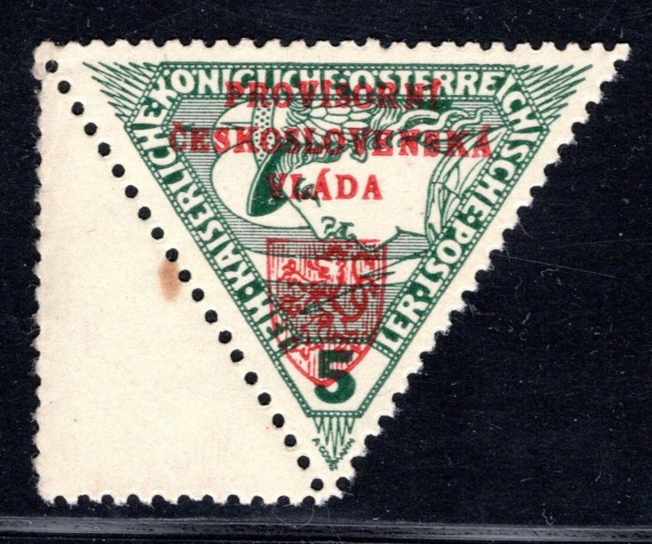 Pražský přetisk I na 5 h zelená trojúhelník, červený přetisk () s okrajem (), skvrna na okraji kuponu a kzy vlevo na kuponu , přetisková známka 5 h  bez vad - zk. Vrba 