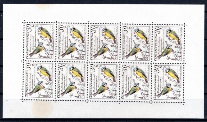 1079 Ptáci 30h, desetiblok, deska B s jednou skvrnou pod zobákem pravé modřinky na ZP3 ; dv - žlutá skvrna vlevo 