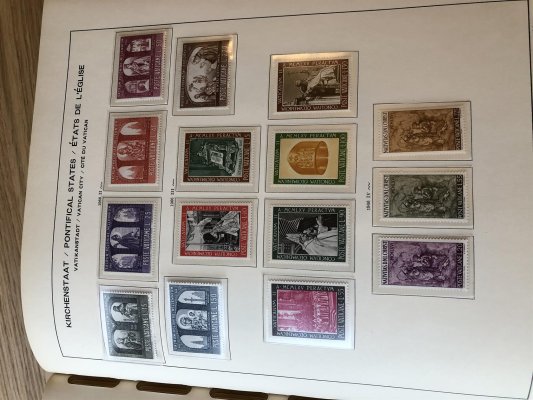 Vatikán - pěkná sbírka  v pérových deskách a na listech Schaubek - katalog známek cca 700 euro  - nafoceno 