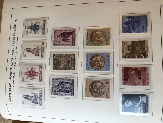 Vatikán - pěkná sbírka  v pérových deskách a na listech Schaubek - katalog známek cca 700 euro  - nafoceno 