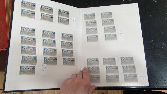 album formátu A 4  	se sbírkou automatových známek AT 1 - 4, s popisy, nominální hodnota přes 5000,- Kč, zajímavá položka + 1 x Pamětní list 1. dne vydání