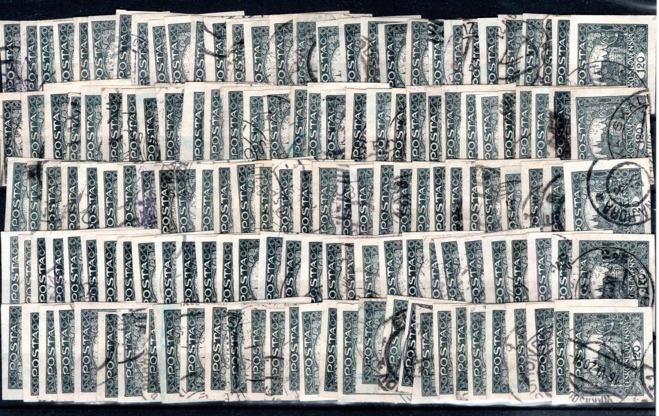 21, sestava hradčanských známek , 120 h šedá na destičce A 5, cca 150 ks, vhodné třeba jako základ k sestavovaní desek