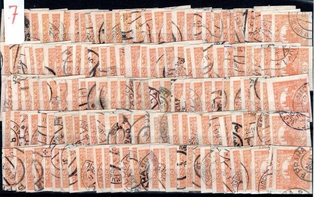 17, sestava hradčanských známek , 60 h, žlutooranžová na destičce A 5, cca 150 ks, vhodné třeba jako základ k sestavovaní desek