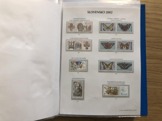 Sbírka Slovenska od roku 1993 - velmi hezky zpracováno, vše nafoceno ; 4 alba