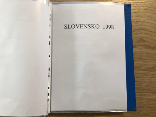 Sbírka Slovenska od roku 1993 - velmi hezky zpracováno, vše nafoceno ; 4 alba