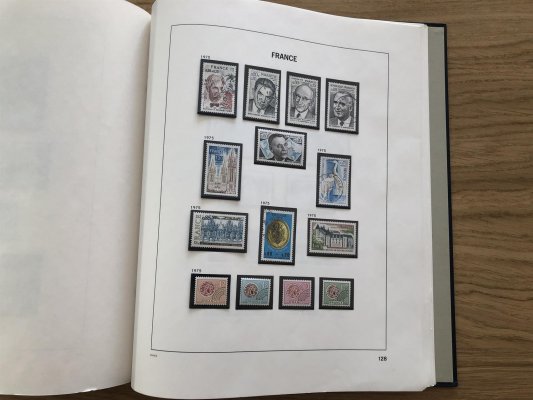 Francie - pěkná sbírka - obsahuje i lepší známky, na albových listech nafoceno 