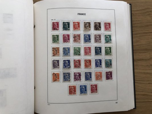 Francie - pěkná sbírka - obsahuje i lepší známky, na albových listech nafoceno 