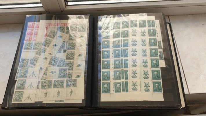 ČSR I - obří množství nepoužitých známek z první republiky, nafoceno v albu , vhodné k postupnému rozprodeji, vyšší katalog, dobrá kvalita 