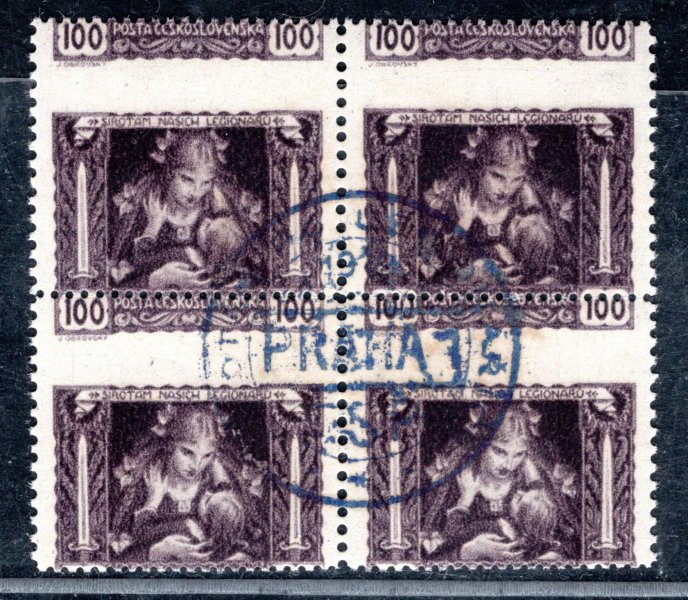 31 B ; 100 h fialová - 4- blok s velkým posunem perforace do obrazu známek 