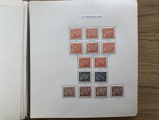 ČSR I - perfektně zpracovaná sbírka 1918 - 1939 ; ve sbírce je několik nepočítaných a označených falz ( F napsáno pod známkou) původní sbírka přímo od sběratele, ze sbírky není nic vyndáno, neobsahuje drahé položky, ale hledané položky jako 21 černofialová, mnoho barev, atd - nafoceno - symbolická cena 