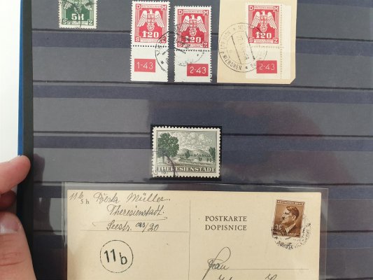 Protektorát 1939 - 1945 ; kompletní sbírka známek Protektorátu Čechy a Morava včetně pravé a poštovně prošlé známky Terezín (zk. Gilbert) . Sbírka obsahuje pravou první přetiskovou emisi ( většina známek je zkoušená) a mnohé známky s kupóny do různých stran, meziarší, s, deskovými značkami a čísly. Ve sbírce je i několik výstřižků a celistvostí vztahujících se ke koncetračnímu táboru Terezín, například lístek - poděkování za balík zaslaný v únoru 1944 z Terezína ( Bohušovice nad Ohří), výstřižek z balíku zaslaného v květnu 1944 z Vídně do Terezína s rámečkovým razítkem THERESIENSTADT,  vyfrankovaný podací lístek k balíku z Brna do Terezína z března 1944 a taky faksimlie oznámení Židovské rady starších v Praze o přijetí terezínské známky a dalších 14 celistvostí( balíkové průvodky s vysokými nominály známek + frankotypy + celistvosti polní pošty). Zajímavý los nabízený téměř za cenu skutečně prošlé terezínské známky. Uloženo na 11 stranách v albu - nafoceno 