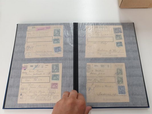 Protektorát 1939 - 1945 ; kompletní sbírka známek Protektorátu Čechy a Morava včetně pravé a poštovně prošlé známky Terezín (zk. Gilbert) . Sbírka obsahuje pravou první přetiskovou emisi ( většina známek je zkoušená) a mnohé známky s kupóny do různých stran, meziarší, s, deskovými značkami a čísly. Ve sbírce je i několik výstřižků a celistvostí vztahujících se ke koncetračnímu táboru Terezín, například lístek - poděkování za balík zaslaný v únoru 1944 z Terezína ( Bohušovice nad Ohří), výstřižek z balíku zaslaného v květnu 1944 z Vídně do Terezína s rámečkovým razítkem THERESIENSTADT,  vyfrankovaný podací lístek k balíku z Brna do Terezína z března 1944 a taky faksimlie oznámení Židovské rady starších v Praze o přijetí terezínské známky a dalších 14 celistvostí( balíkové průvodky s vysokými nominály známek + frankotypy + celistvosti polní pošty). Zajímavý los nabízený téměř za cenu skutečně prošlé terezínské známky. Uloženo na 11 stranách v albu - nafoceno 