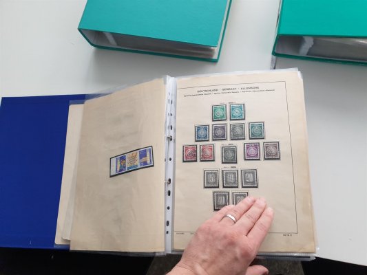 DDR ve třech svazcích - převážně razítkované - prakticky kompletní sbírka - obsahuje i Marx Bloky A + B a ostatní aršíky , sbírka obsahuje i služební známky - vysoký katalog - nafocena malá ukázka 