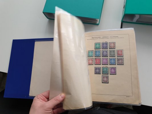 DDR ve třech svazcích - převážně razítkované - prakticky kompletní sbírka - obsahuje i Marx Bloky A + B a ostatní aršíky , sbírka obsahuje i služební známky - vysoký katalog - nafocena malá ukázka 