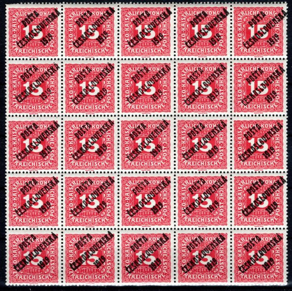 74, doplatní malá čísla, 25-ti blok, červená 15 h, spojené typy přetisků, několikrát lehký částečný obtisk, ve větších blocích vzácné