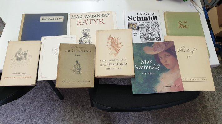 Soubor deseti  knih o Maxi Švabinském a J. Schmidtovi, autorech známek motýli ( Pofis 1217) 