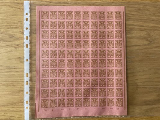 146 N ZT, nezoubkovaný kompletní tiskový arch na růžovém papíru s počítadly a  ochrannými rámy, DZ - tři vrypy v rámu a 3 x přerušená desetinná čárka pod ZP 100,  olivová 10 h mimořádné, vhodný studijní materiál, vzácné