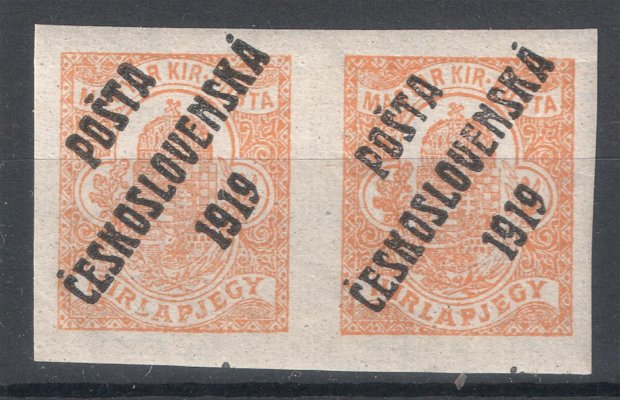 125 - dvoupáska hodnoty 2f novinová s přetiskem Pošta československá 1919, spojené typy přetisku I. + II., pravá známka tmavší odstín barvy