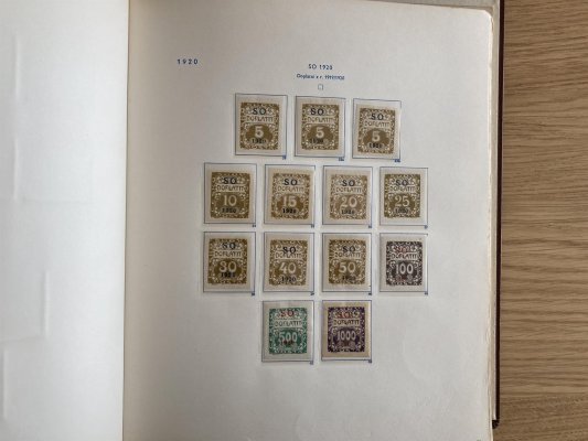 ČSR I - sbírka v albu Schaubek na zasklených listech - obsahující  i některá falza - obsahuje odstíny, kompletní řady, kupony a mnoho dalších 