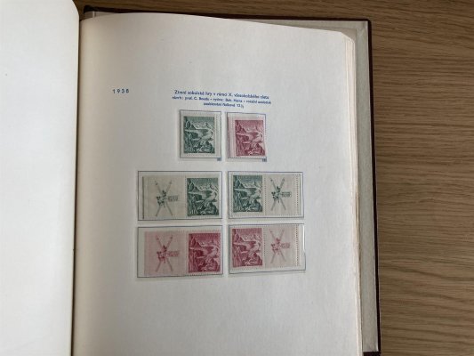 ČSR I - sbírka v albu Schaubek na zasklených listech - obsahující  i některá falza - obsahuje odstíny, kompletní řady, kupony a mnoho dalších 