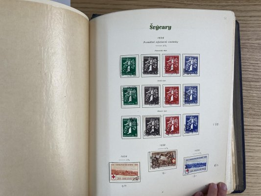 Švýcarsko na albových listech do roku 1952, katalogvá cena 13 000 euro, falza nepočítána, velmi pěkné ! doporučujeme osobní prohlídku 