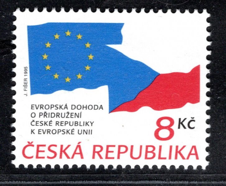 63 ; VV ČR v Evropské unii (vlajky) 8 Kč, kus bez černošedé barvy (chybí orámování i výplň vlajek), těsně u perforace skvrnka modré barvy, nepatrné obloukovité prohnutí, velmi vzácné