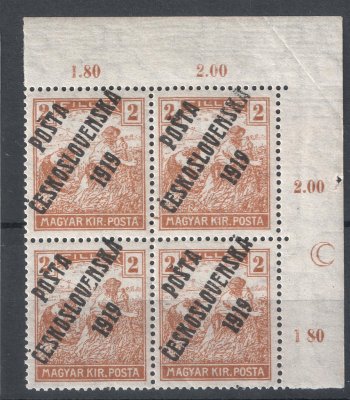 101 DZ - pravý horní rohový čtyřblok hodnoty 2f světle hnědá s přetiskem Pošta Československá 1919, na okraji desková značka půlměsíc, výrobní lom v rohu mimo známky a DZ