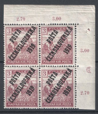 102 DZ - pravý horní rohový čtyřblok hodnoty 3f fialová s přetiskem Pošta Československá 1919, na okraji desková značka půlměsíc, výrobní zvrásnění papíru v horním okraji