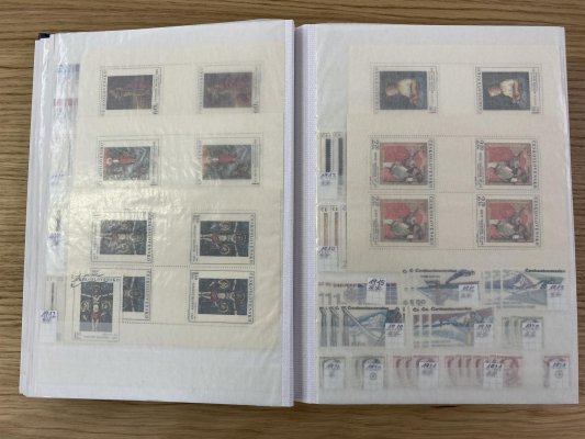 ČSSR II - skladová zásoba/ sbírka v jednom albu ze zahraničí, nafoceno - přeplněné album, známky aršíky přes sebe, ze skenu není vidět - velmi vysoký katalog 