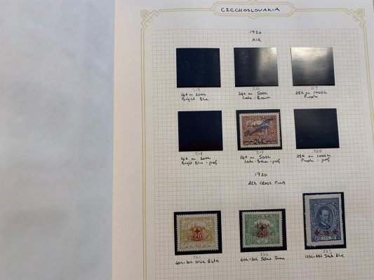 ČSR I - album v pérových deskách, obsahuje něktěré základní známky, např 3 K žilkovaný papír , protichůdné dvojice, legionářské přítisky - nafoceno 