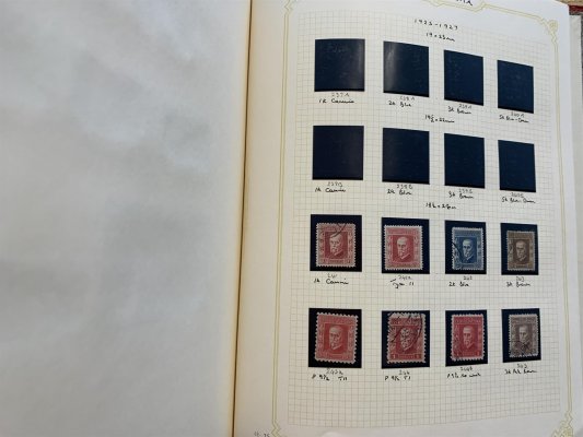 ČSR I - album v pérových deskách, obsahuje něktěré základní známky, např 3 K žilkovaný papír , protichůdné dvojice, legionářské přítisky - nafoceno 