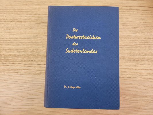 Specializovaná kniha Sudety, Die Postwertzeichnen des Sudetenlandes z roku 1963. Velmi vzácná publikace, popisující přetisková vydaní Ash, Rumburg a mnoho dalších. Jedinečná příručka, velmi dobrý, zachovalý stav. poprvé v aukci. 
