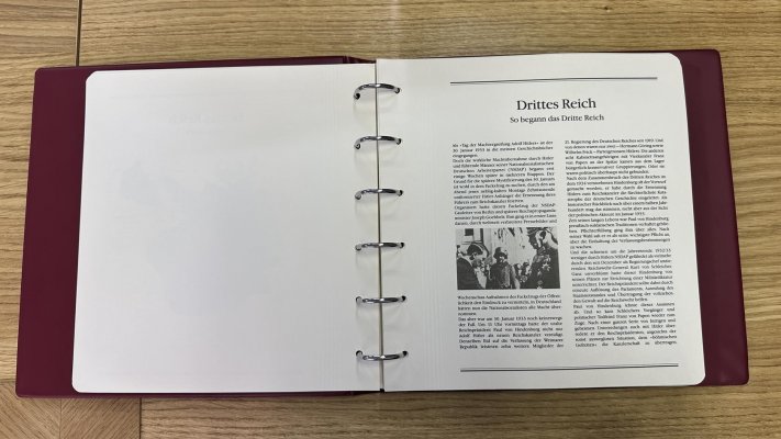 Deutsches Reich , originální ABO album firmy BOREK se známkami DR z let 1933 - 45, převážně svěží, je zde zastoupeno mnoho hledaných setií, Wagner, řemesla, kroje, letecké, aršíky 4 - 11, služební známky, Nürburgring, hnědé a modré stuhy,SS, nafoceno, velmi vysoký katalogový záznam