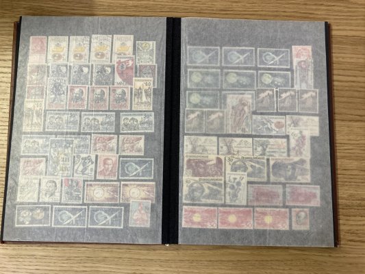 ČSR II 1945-1992, konvolut zejména razítkovaných známek, ale i X/XX včetně mnoha dublet. Známky 1948-1965 seřazené v 16-listovém zásobníku chronologicky. V souboru je i několik protektorátních známek s kupony a aršík Rakouska