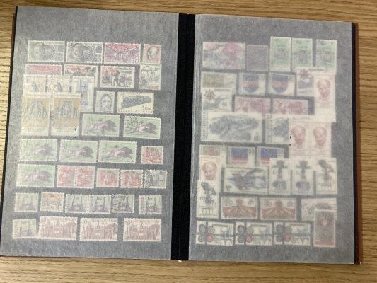 ČSR II 1945-1992, konvolut zejména razítkovaných známek, ale i X/XX včetně mnoha dublet. Známky 1948-1965 seřazené v 16-listovém zásobníku chronologicky. V souboru je i několik protektorátních známek s kupony a aršík Rakouska