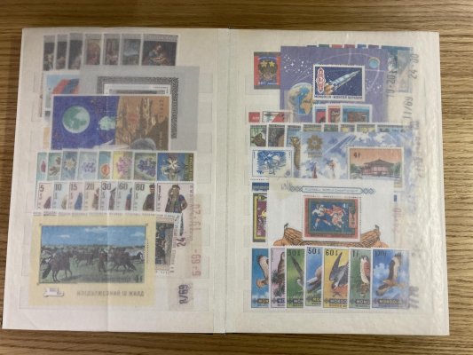 Mongolsko . 1977 - 1986, v modrém albu formátu A 4 a hnědém A 5, z naprosté většiny svěží sbírka včetně aršíků, mnoho námětových serií, vyšší katalogová hodnota z pozůstalosti, hezké