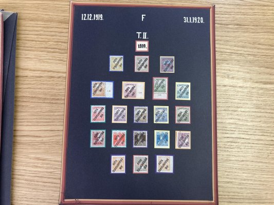 PČ 1919 - Sestava na krásně zpracovaných listech, na nálepkách, obsahuje i hledanější známky jako 131 - 1 f červené číslo, 133, 117 - 5 koruna Parlament, 81, 55, 83 a dalšíí