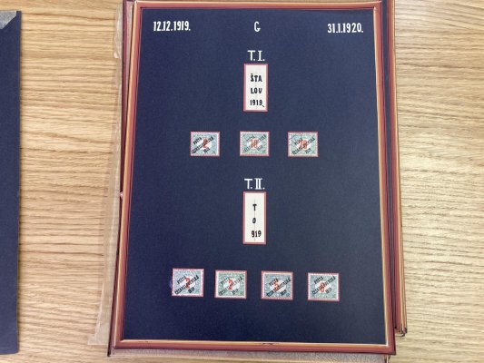 PČ 1919 - Sestava na krásně zpracovaných listech, na nálepkách, obsahuje i hledanější známky jako 131 - 1 f červené číslo, 133, 117 - 5 koruna Parlament, 81, 55, 83 a dalšíí