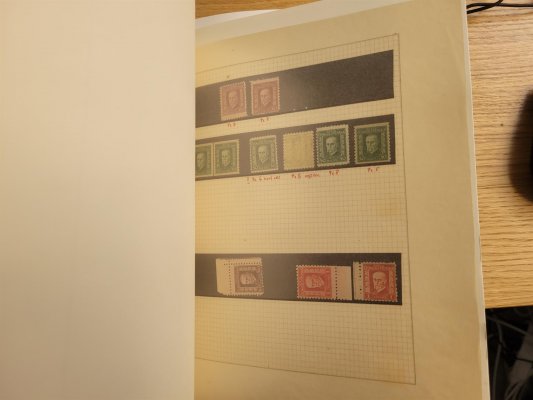 T.G. Masaryk 1923 - 1926, sbírka obsahující obrovské množství použitých a nepoužitých cz známek. Silné album Jubilejní, Slet. Obsahuje různé průsvitky, typy, pergamenové papíry. Mnoho známek zkoušeno, větší množství deskových čísel