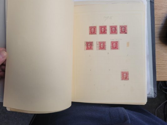 T.G. Masaryk 1923 - 1926, sbírka obsahující obrovské množství použitých a nepoužitých cz známek. Silné album Jubilejní, Slet. Obsahuje různé průsvitky, typy, pergamenové papíry. Mnoho známek zkoušeno, větší množství deskových čísel