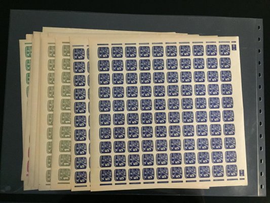 NV 23 - NV 32 ; Kompletní tiskové archy novinových známek z roku 1945 ; včetně vzácné DZ 12 -48 u hodnoty NV 24 - 10 h červená ; jedná se celkem o 17 archů , NV 23 DZ 1-45, 2-45, NV 24 4-45, 12-48, NV 25 5-46, 4-46, NV 26 1-45, 2-45, NV 27 1-47, NV 28 2-45, NV 29 2-45; NV 30 1-45 ( DV 36/1) 2-45, NV 31 1-45, 2-45, NV 32  1-45, 2-45 : pěkná kompletní sestav , kat cena 16 000 Kč 