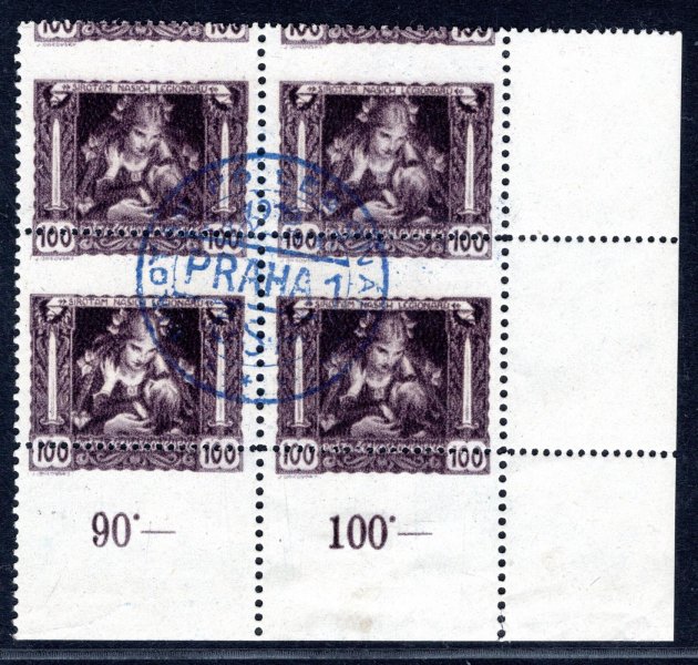 31 B  ; 100 halířů fialová - pravý dolní rohový 4 -blok se silnou posunutou vodorovnou perforací do obrazů známek  ; modrý kruhový nátisk - nálepka na okraji  